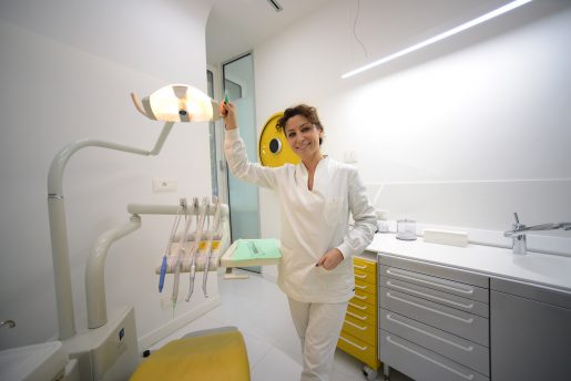 Laureata in Igiene Dentale nel 1998 presso la Clinica Odontoiatrica LA SAPIENZA  Operativa come assistente alla poltrona dal 1991  Operativa come Igienista Dentale dal 1998